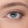 Olhos azuis e cílios fantasia